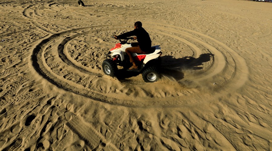 mideastinpicturesahappyweekendonbeachofbluenile