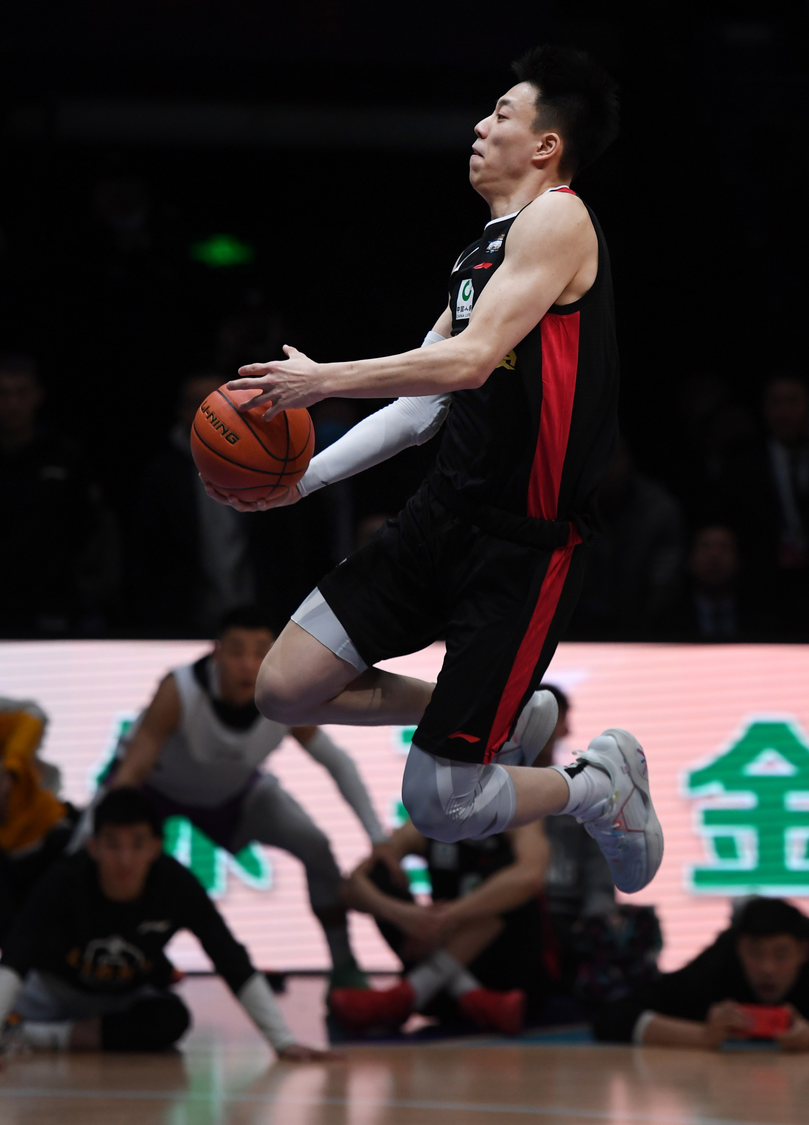 cba all-star: zhang zhenlin wins slam dunk contest