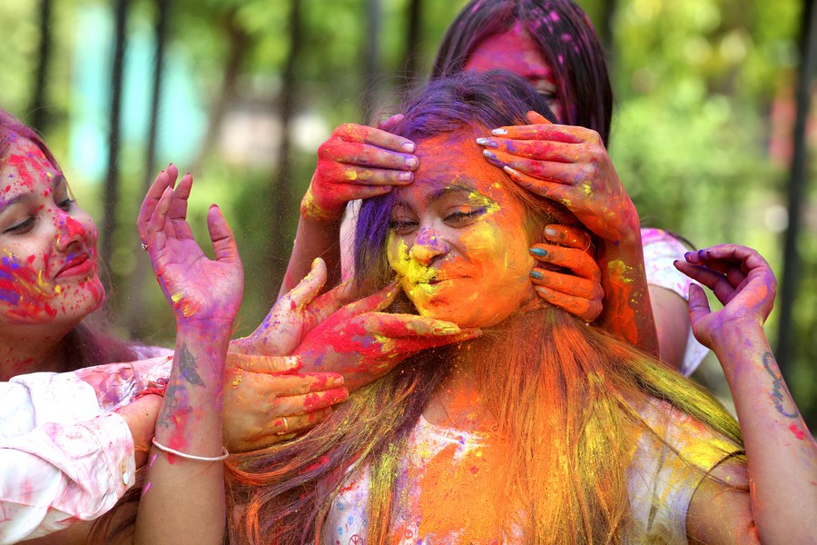 asia album: india celebrates holi festival of colors