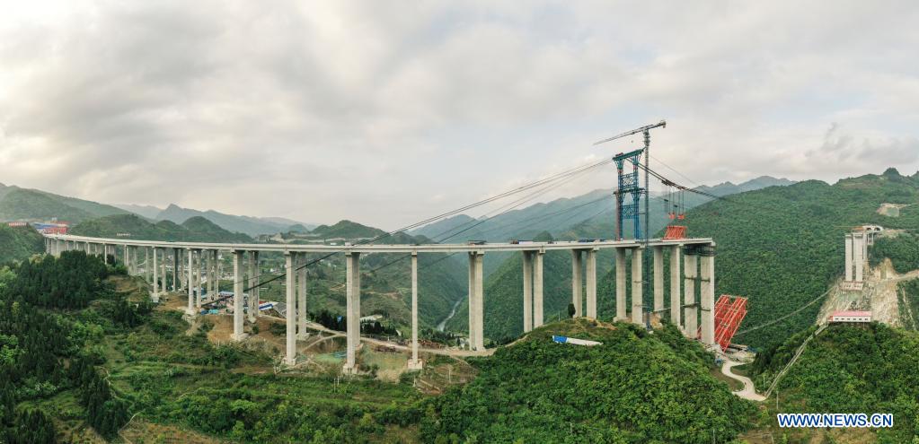 dafaqugrandbridgeofrenhuaizunyiexpresswayunderconstructionin