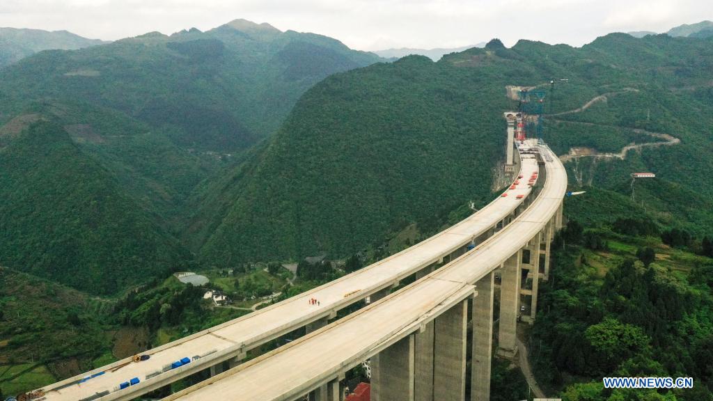 dafaqugrandbridgeofrenhuaizunyiexpresswayunderconstruc