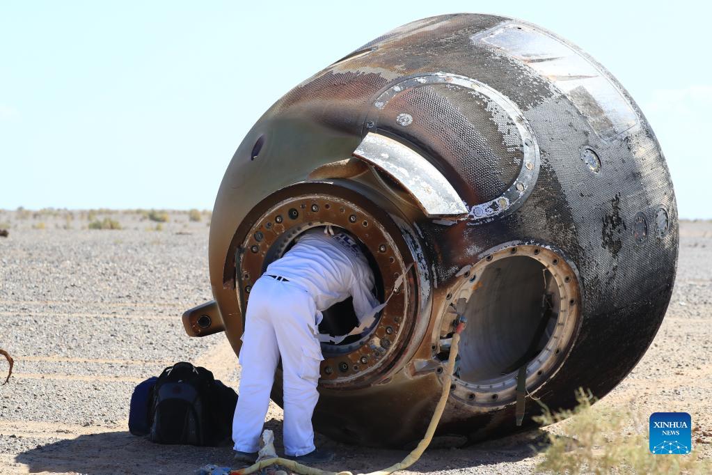 the return capsule of the shenzhou-12 manned spaceship lands