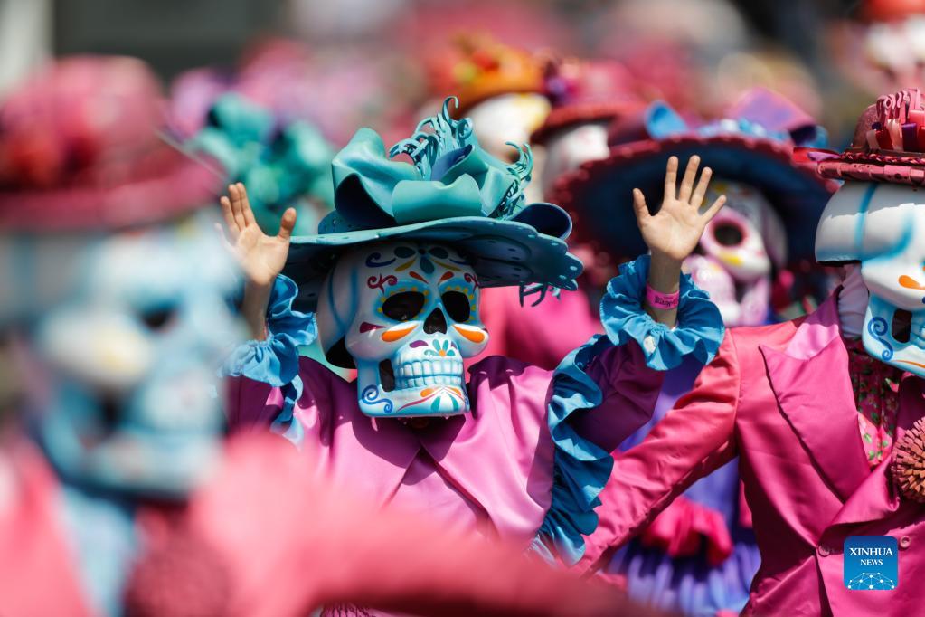 peopletakepartindayofdeadparadeinmexicocity