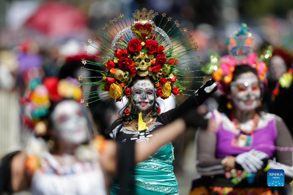 peopletakepartindayofdeadparadeinmexicocity