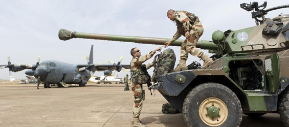 French soldiers prepare for "Serval" operation in Mali