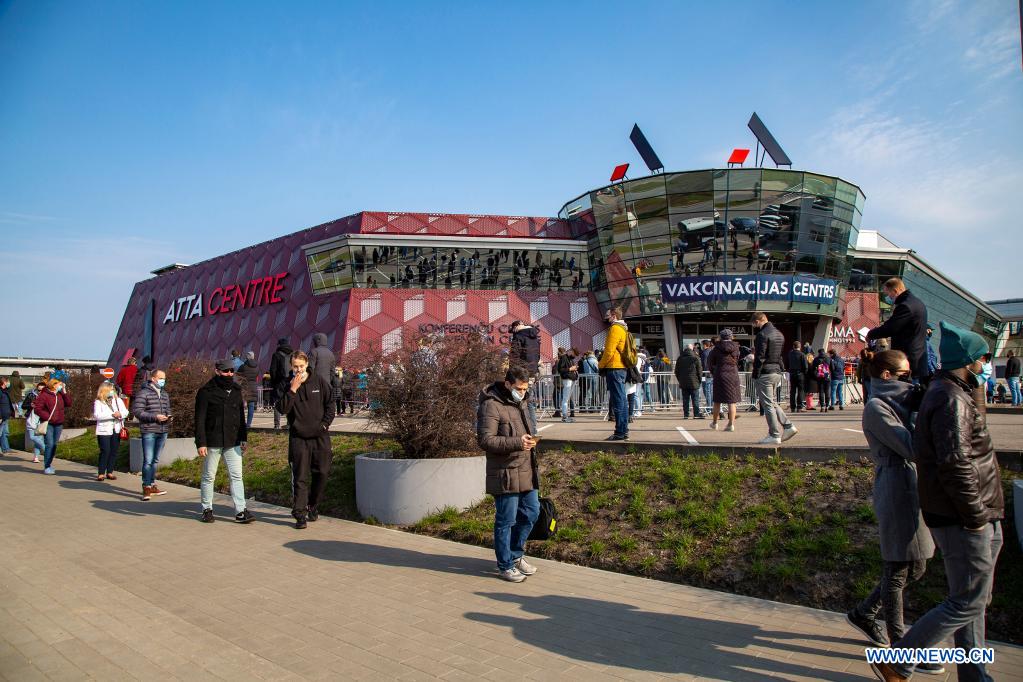 peoplelineuptoentermassimmunizationcenterforcovid19inrigalatvia