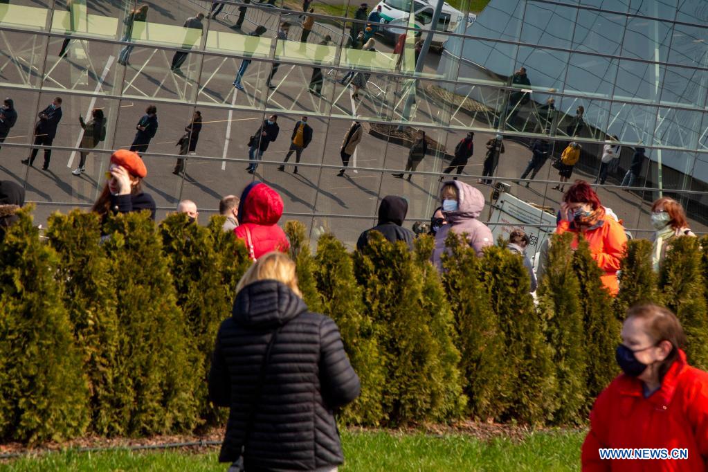 peoplelineuptoentermassimmunizationcenterforcovid19inrigalatvia