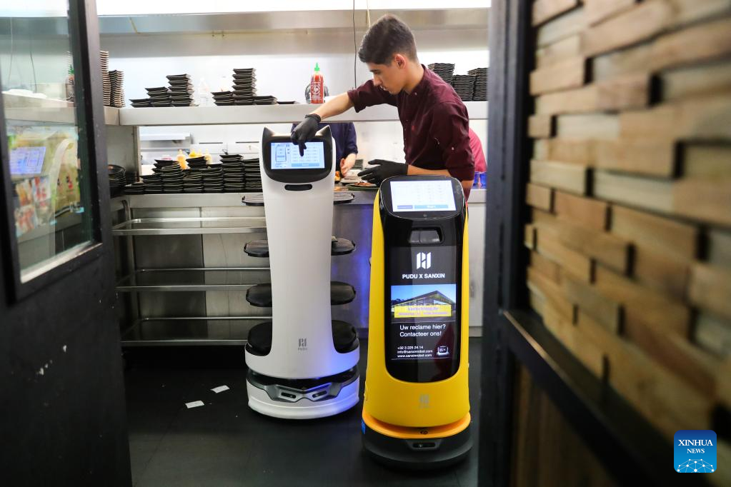 Les robots de service deviennent des « stars » des restaurants en Belgique-Xinhua