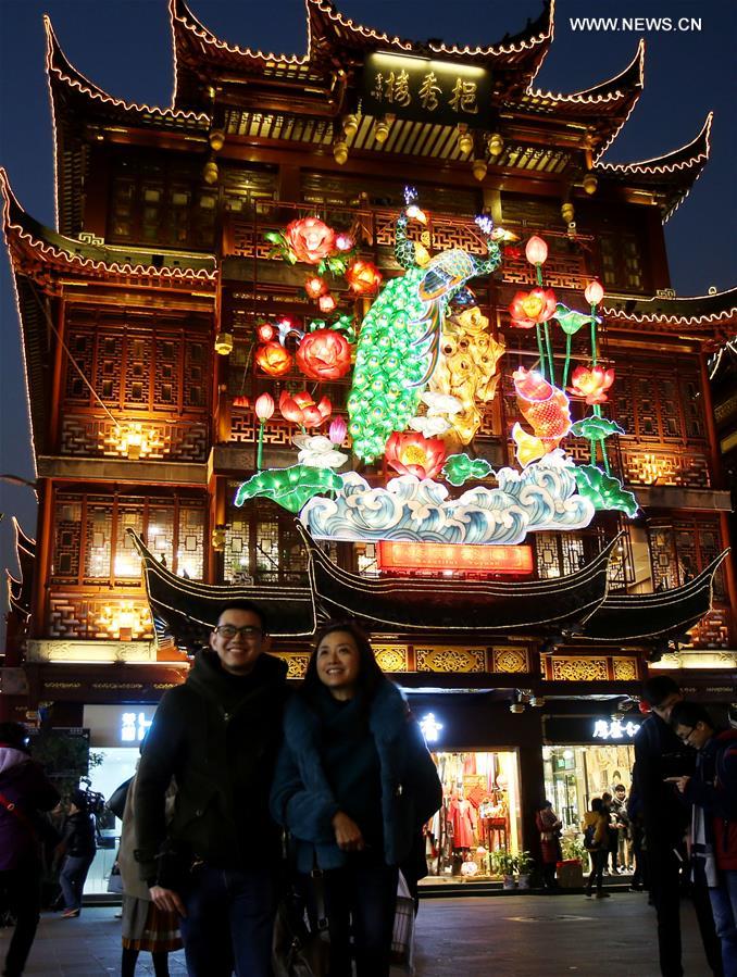 Visitors view lantern fair at Yuyuan Garden in China's Shanghai ...