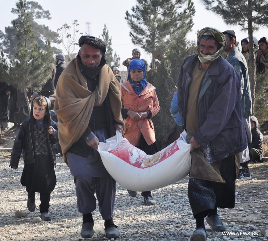 afghanpeoplecarrywinterreliefassistance