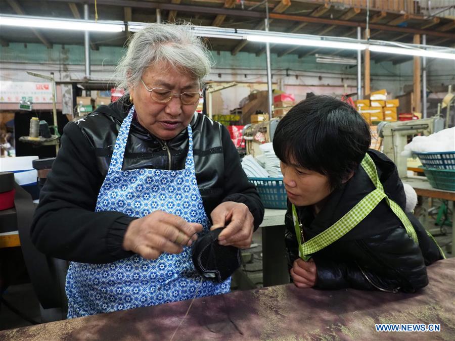 inpicstechniqueofchinastraditionalshoesmaking