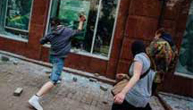 Masked group attacks Russian bank in Kiev