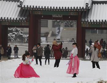 People enjoy snow in Seoul