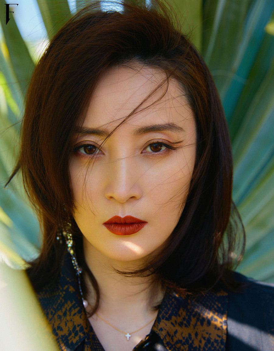 蒋勤勤海边大片亦柔亦飒散发女性魅力