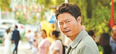 越年轻时越低魏翔曾饰演过很多经典配角:《你好,李焕英》中的合唱队