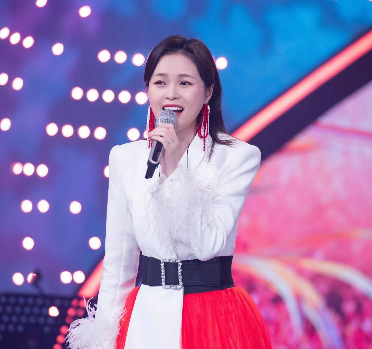 歌手龚爽在《春天花会开》节目现场电视综艺节目总在推陈出新.