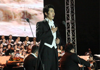 周楠献唱反法西斯战争胜利70周年音乐会