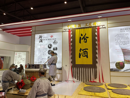 汾酒股份公司技术中心主任韩英为观众介绍了山西汾酒的历史积淀和品牌