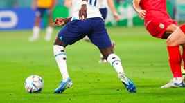 不为人知的细节&mdash;&mdash;好好的足球袜为啥剪破洞？