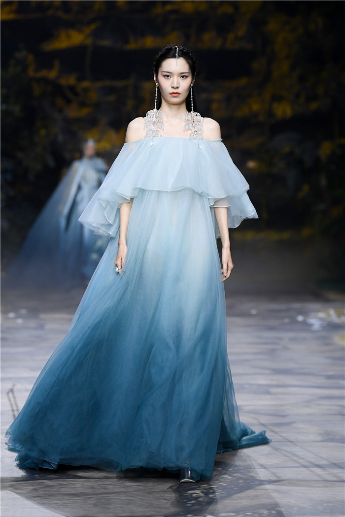 熊英|乾坤·方仪2022ss中国国际时装周开幕大秀上演