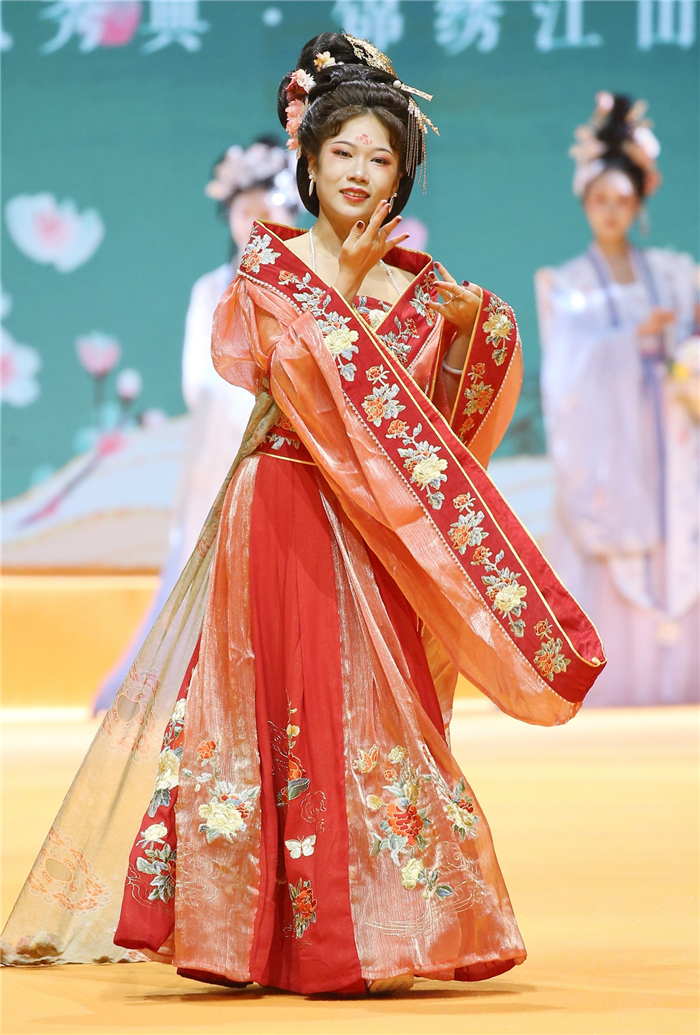 "国风秀典·锦绣江山" 汉服秀花开重庆国际时尚周