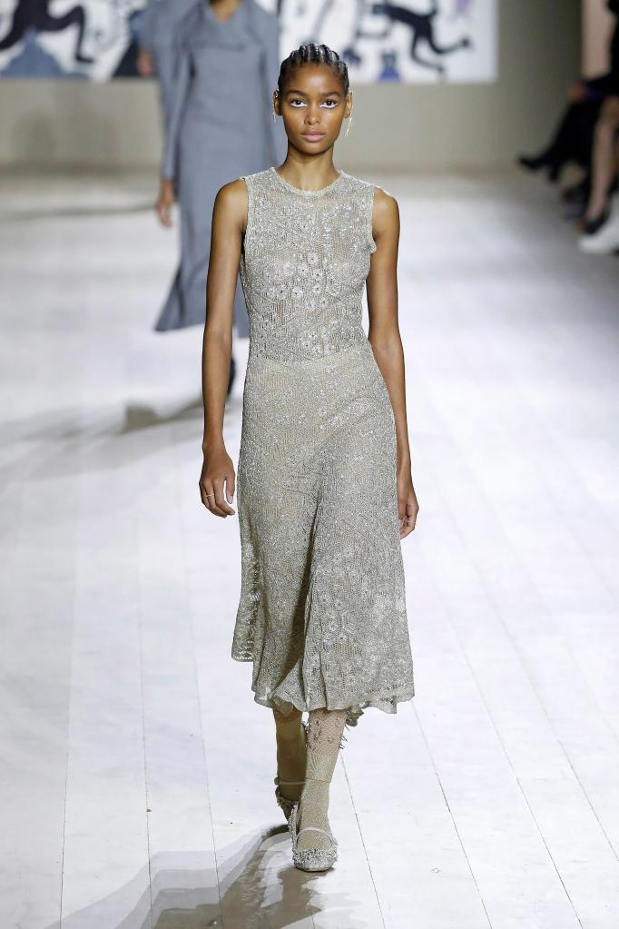 1月24日,在法国巴黎高级定制时装周上,模特展示christian dior品牌