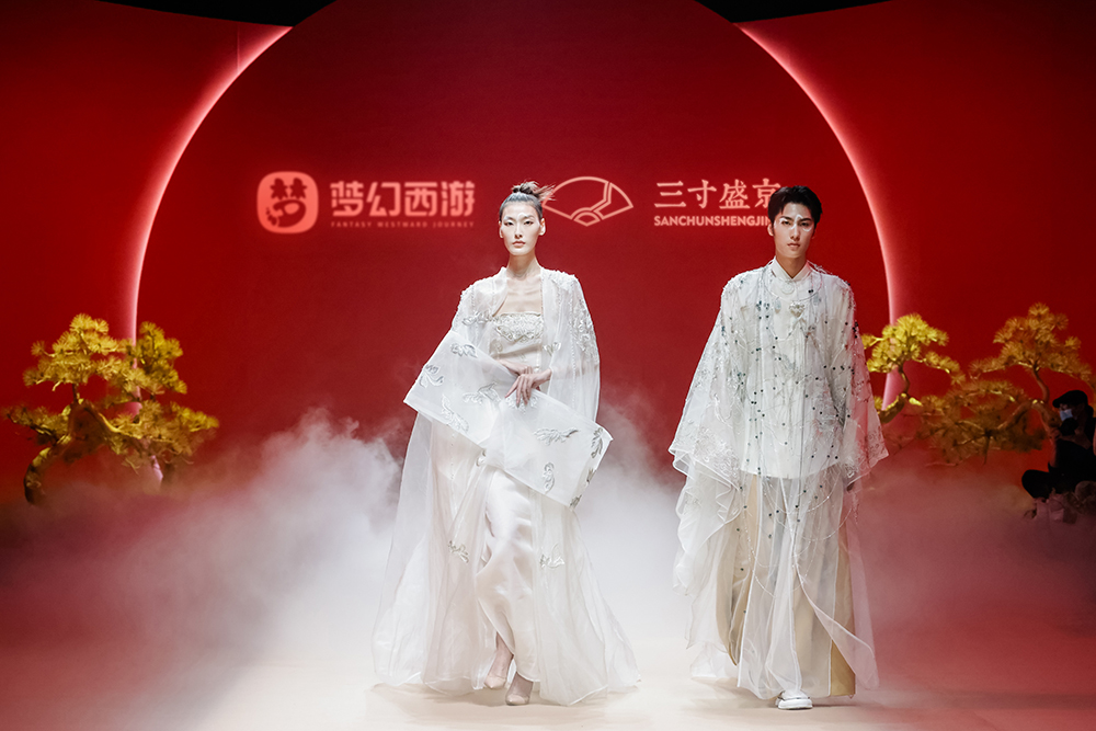 三寸盛京·张彦联名专场大秀亮相中国国际时装周-新华网