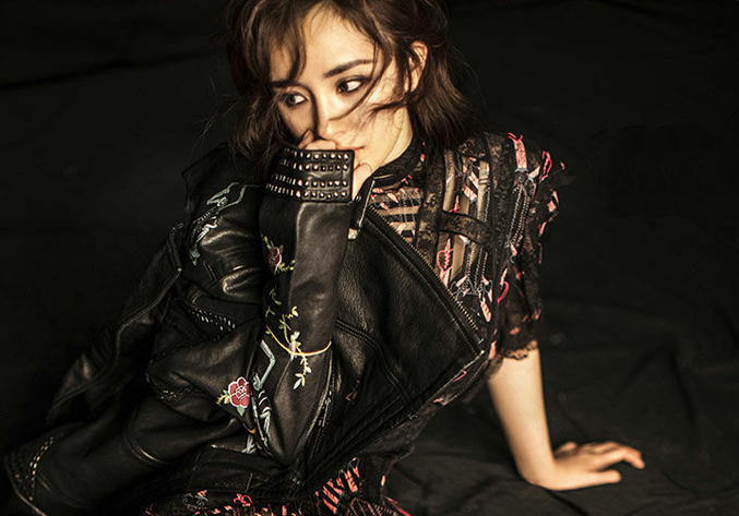 杨幂新封面写真挑战叛逆风 个性搭配气场足