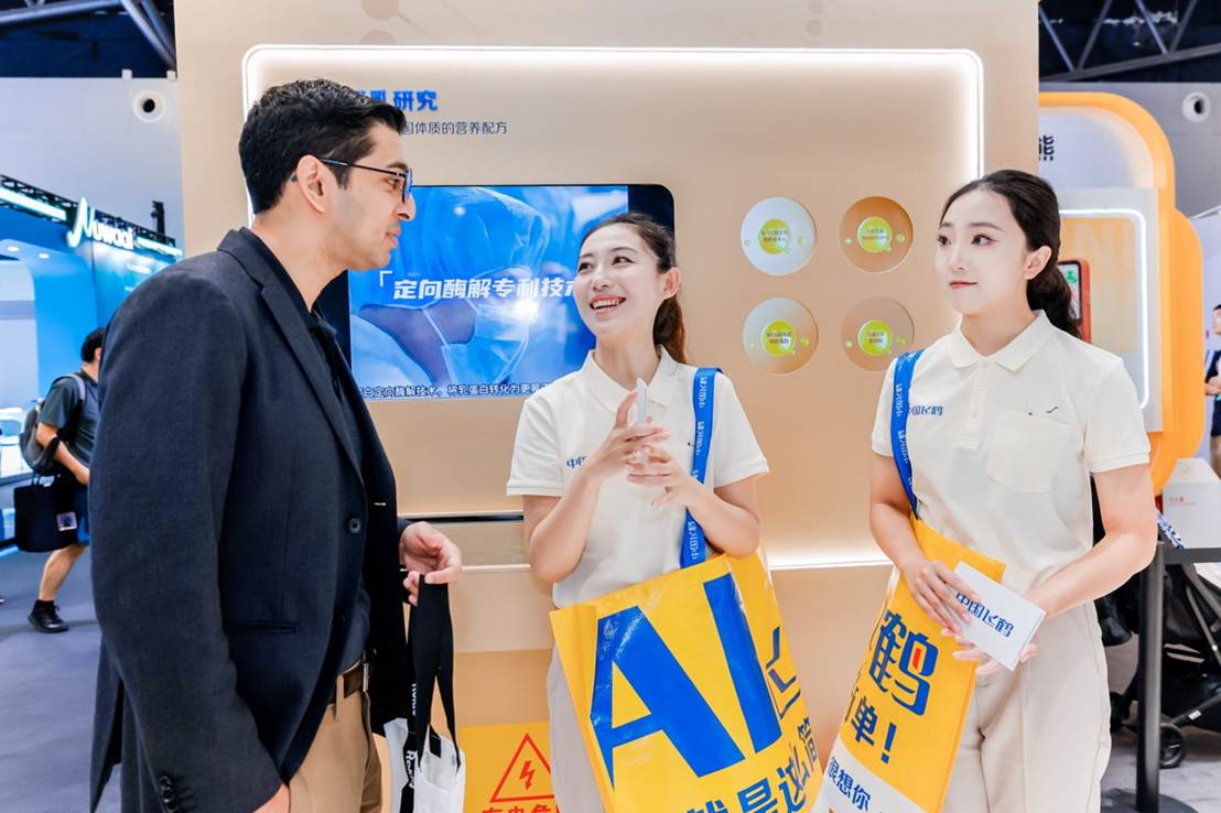 电脑前的人们中度可信度描述已自动生成