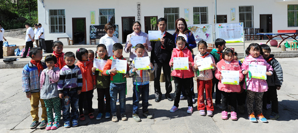 蒙牛孙伊萍“回老家上课” 向乡村老师致敬