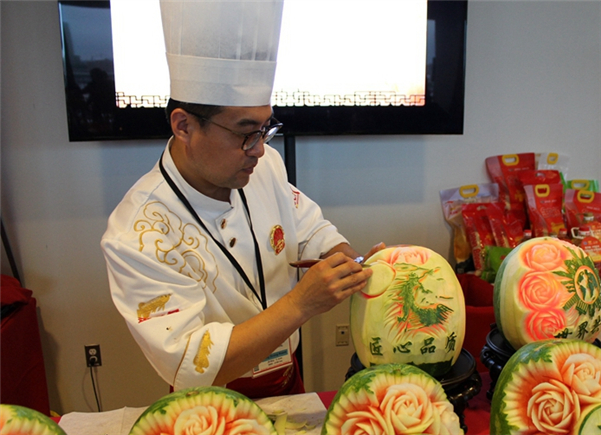 食品雕刻大师岳振东现场表演果蔬雕花