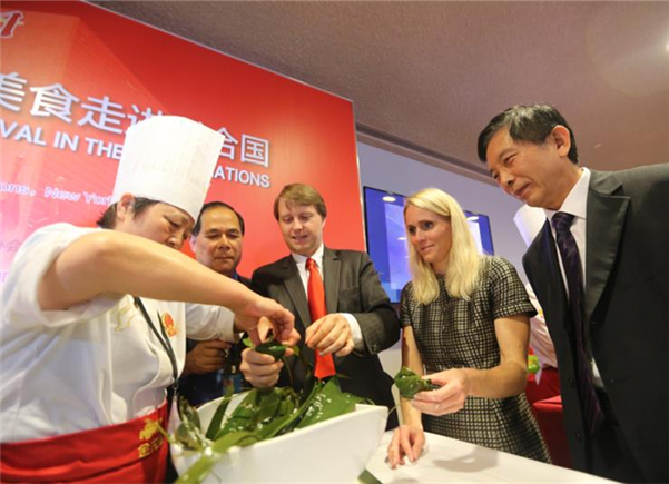 烹饪大师向嘉宾传授包粽子秘诀