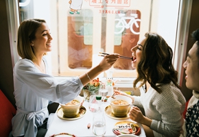 康师傅瑞士专列面馆，将中华饮食文化弘扬欧洲