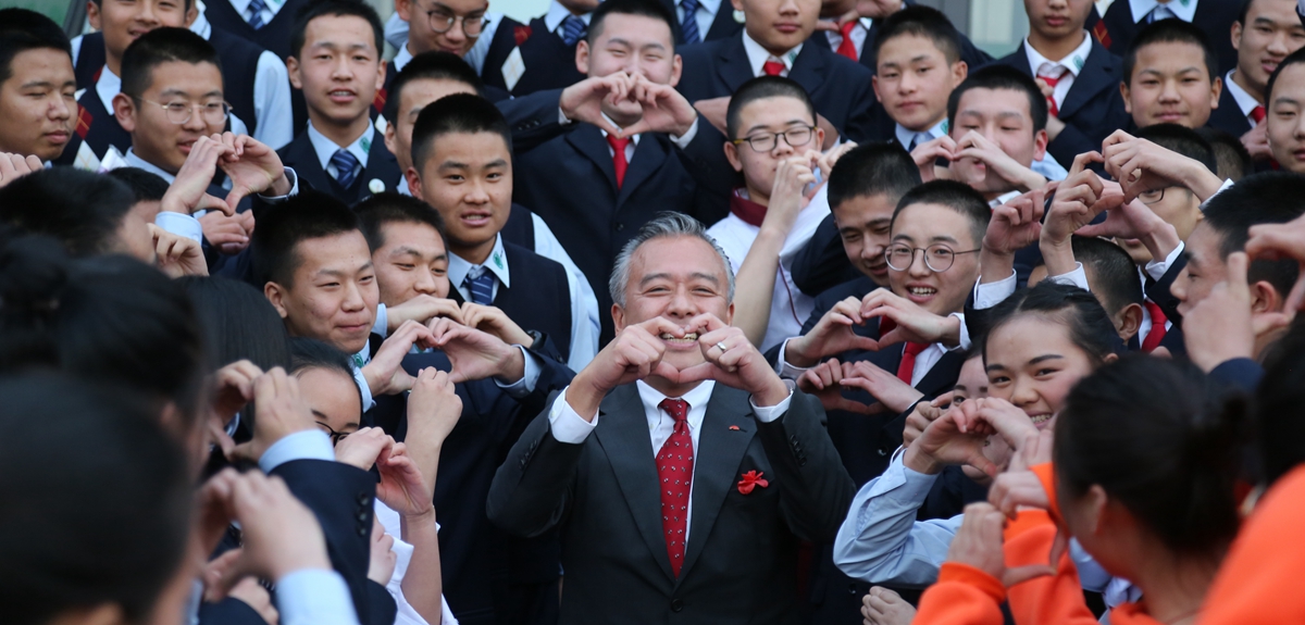 李锦记酱料集团主席李惠中与希望厨师在一起