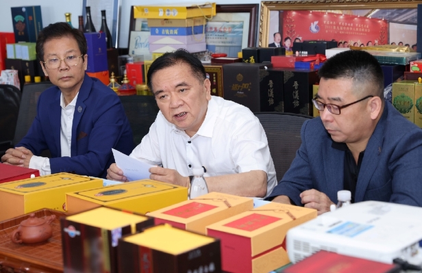 中国区组委会主席余顺标(中),评委王京忠(左),评委吴军林(右).