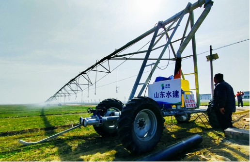 指针式喷灌机,植保无人机齐上阵!山东乐陵:春耕春管正当时-新华网