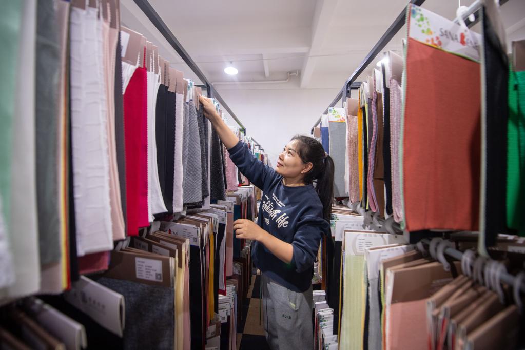 元宇宙旗舰店,工厂合伙人……看服装业如何向"新"而行-新华网