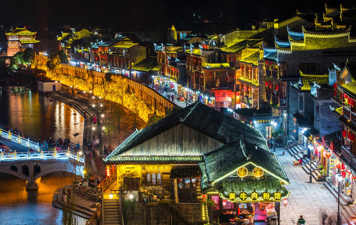 《古城夜市》 李湘杰/摄