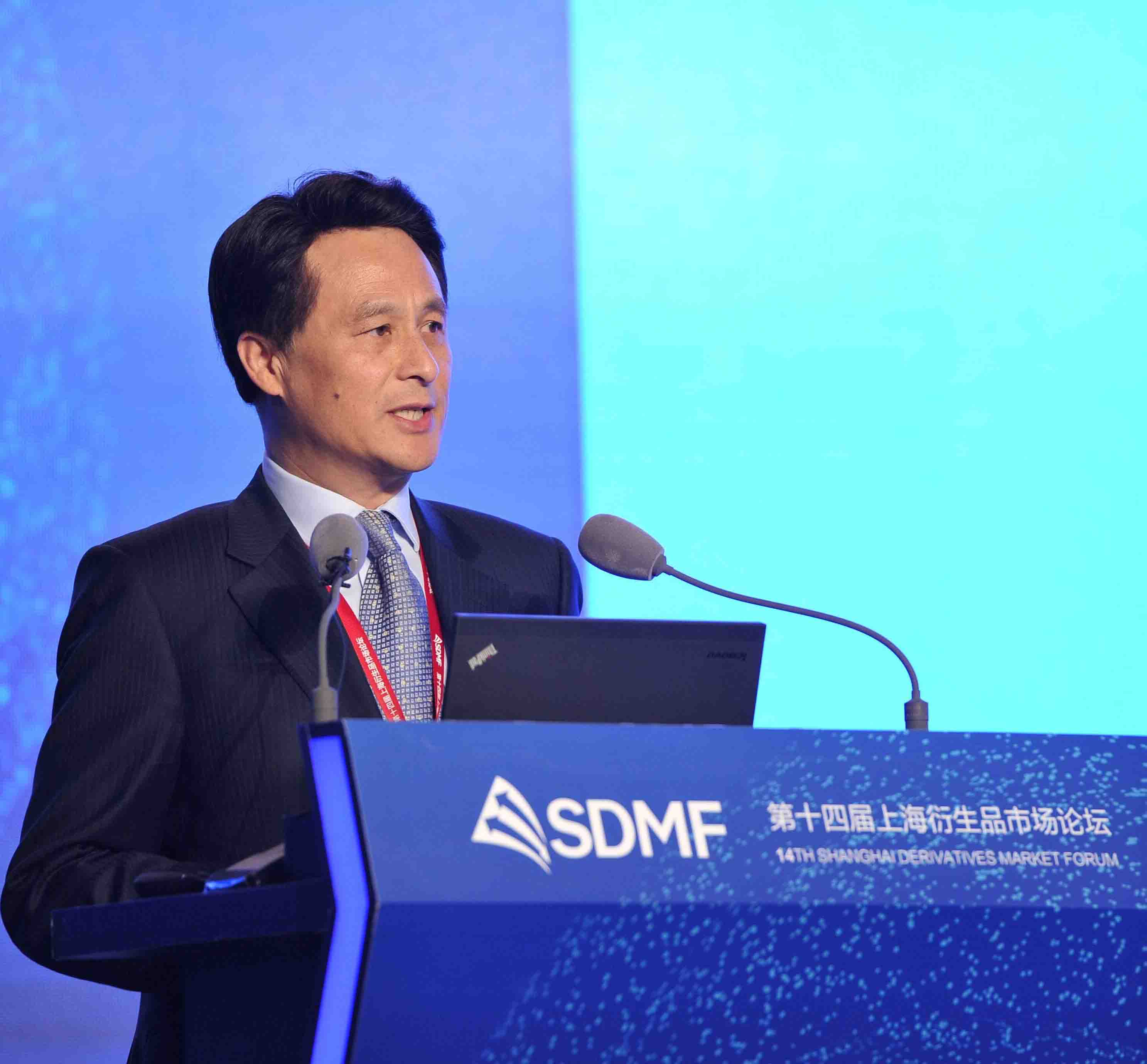 上海期货交易所副总经理滕家伟主持论坛