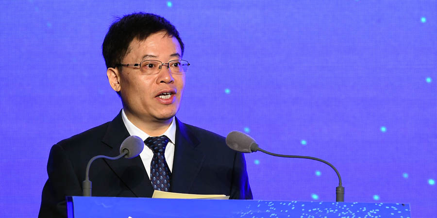 上海市政府副秘书长金兴明在论坛上作主旨演讲