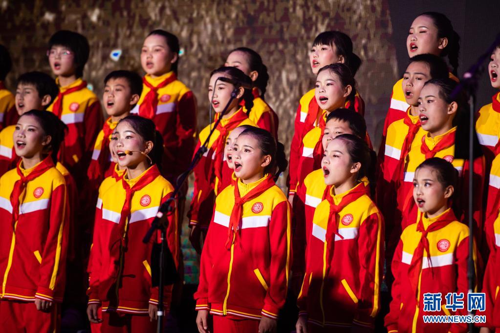 5月30日,在湖南科技大学俱乐部,启航学校儿童合唱团在合唱歌曲《幸福