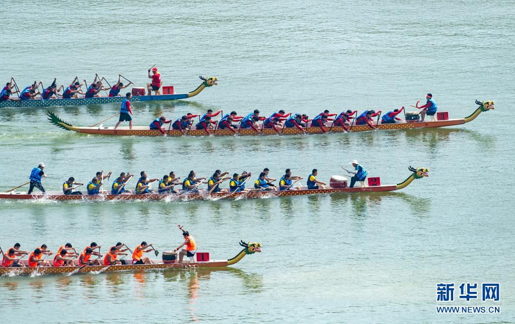 各地摄影师实拍端午争渡赛龙舟场面激烈扣人心弦