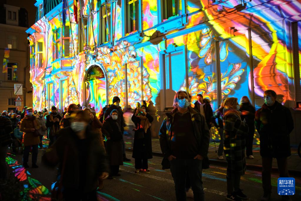 11月11日,人们在比利时根特灯光节上游览.