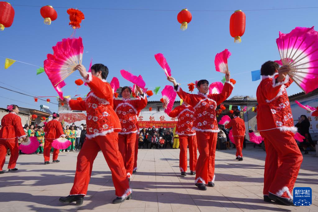 场面壮观摄影师带你探访各地春节民俗表演