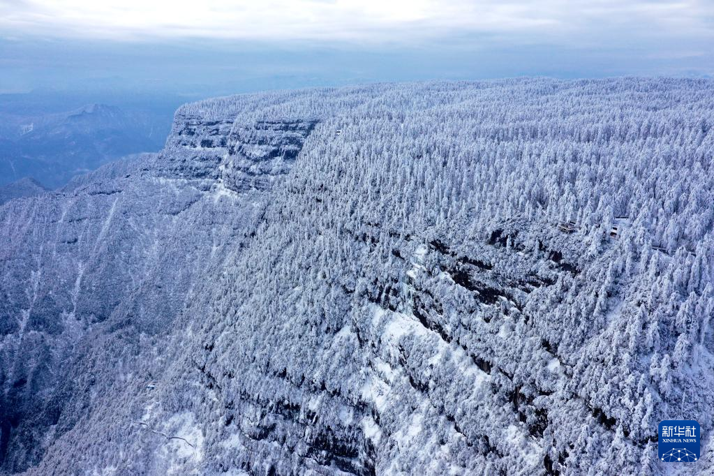 震撼视觉冲击无人机航拍银装素裹瓦屋山