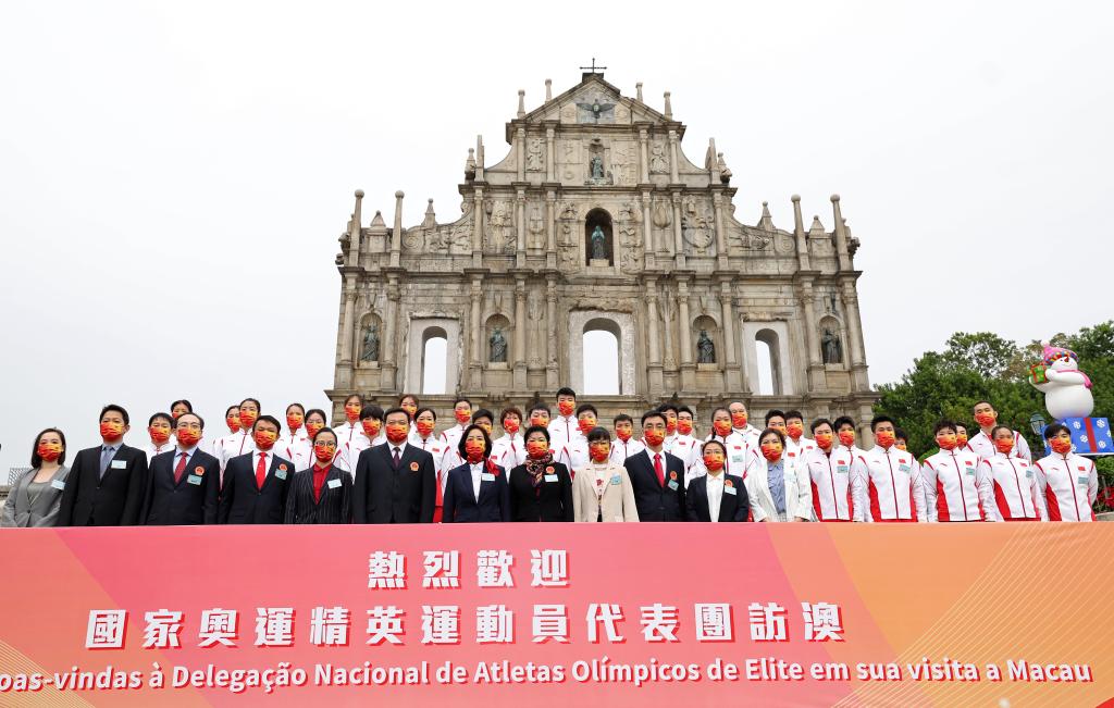 同唱国歌,同行注目礼,奥运健儿和澳门民众一同肃立,注视着国旗区旗