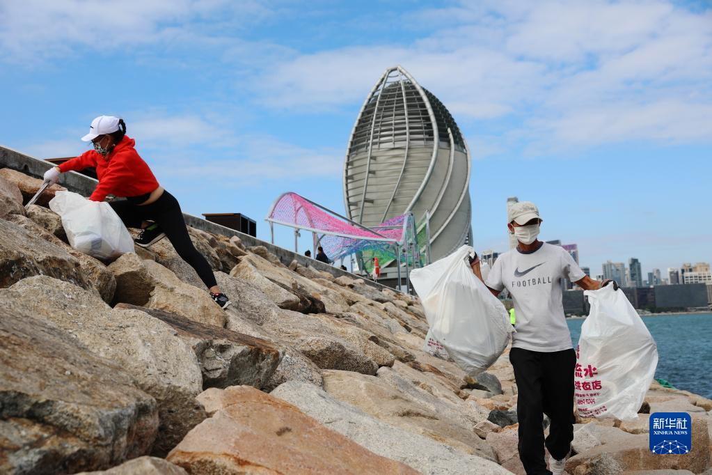 环保战士猫哥上山下海执垃圾