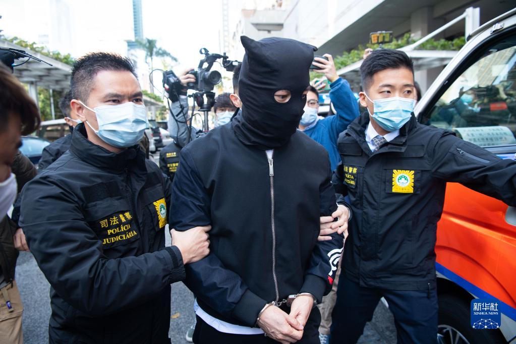 1月30日,澳门特区政府司法警察局人员押送涉案澳门男子.