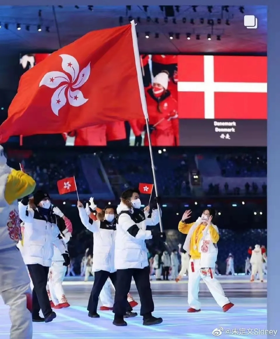 朱定文是中国香港短道速滑运动员,在2月4日开幕式上,他还担任了中国