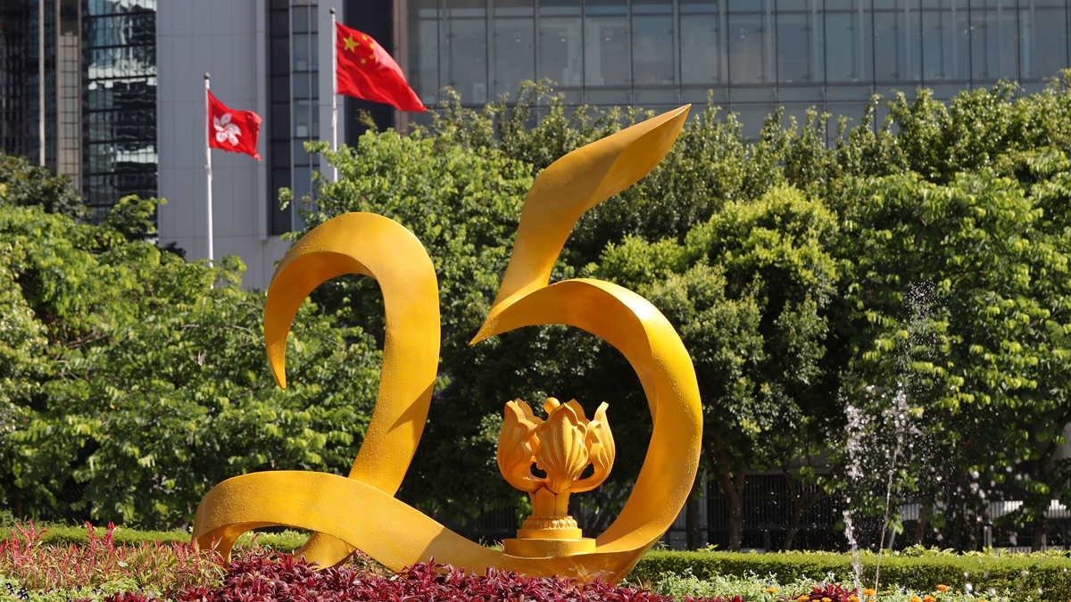 香港街头喜庆气氛浓厚